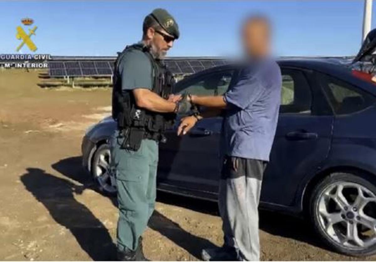 Momento de una de las detenciones efectuadas por la Guardia Civil.