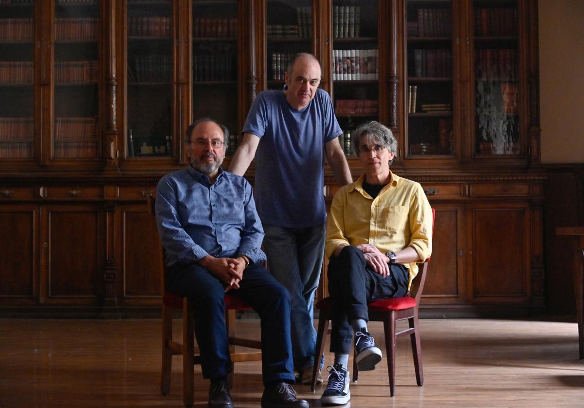 Avelino Fierro, Fermín Herrero y Rubén Abella, en una sala del Círculo de Recreo, antes del encuentro con los lectores.