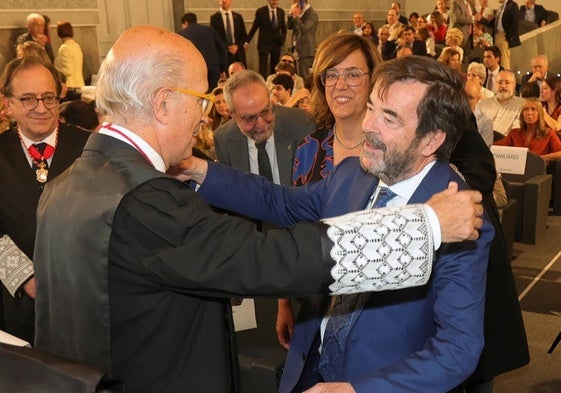 Santiago González Recio y Vicente Guilarte se funden en un abrazo.