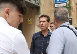 Juan Carlos Domínguez, padre de Estela Domínguez, a las puertas de los Juzgados de Salamanca.