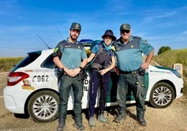 La peregrina estadounidense, con agentes de la Guardia Civil.