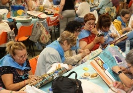 Multitud de mujeres practican el encaje de bolillos en el centro cívico de Nueva Segovia.