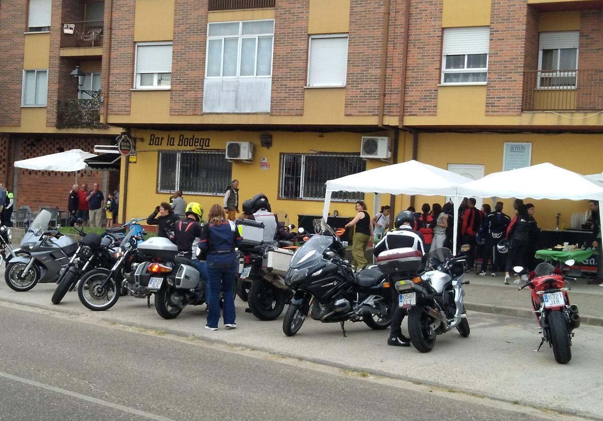 Participantes en la Quedada Motera 'Machos Alfa' durante la ruta de bares.