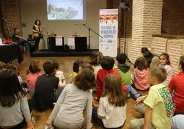 Multitud de niños asisten a una charla divulgativa en el primer festival del vencejo de Segovia.