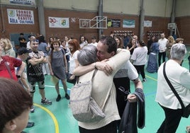 Miguel Ángel Peñas abraza a una de las asistentes al homenaje sorpresa de este domingo en Valladolid.