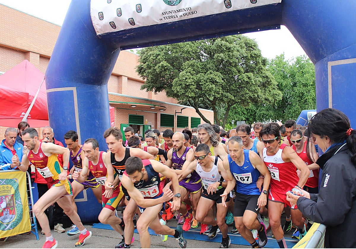 Corredores en la línea de salida de la prueba.