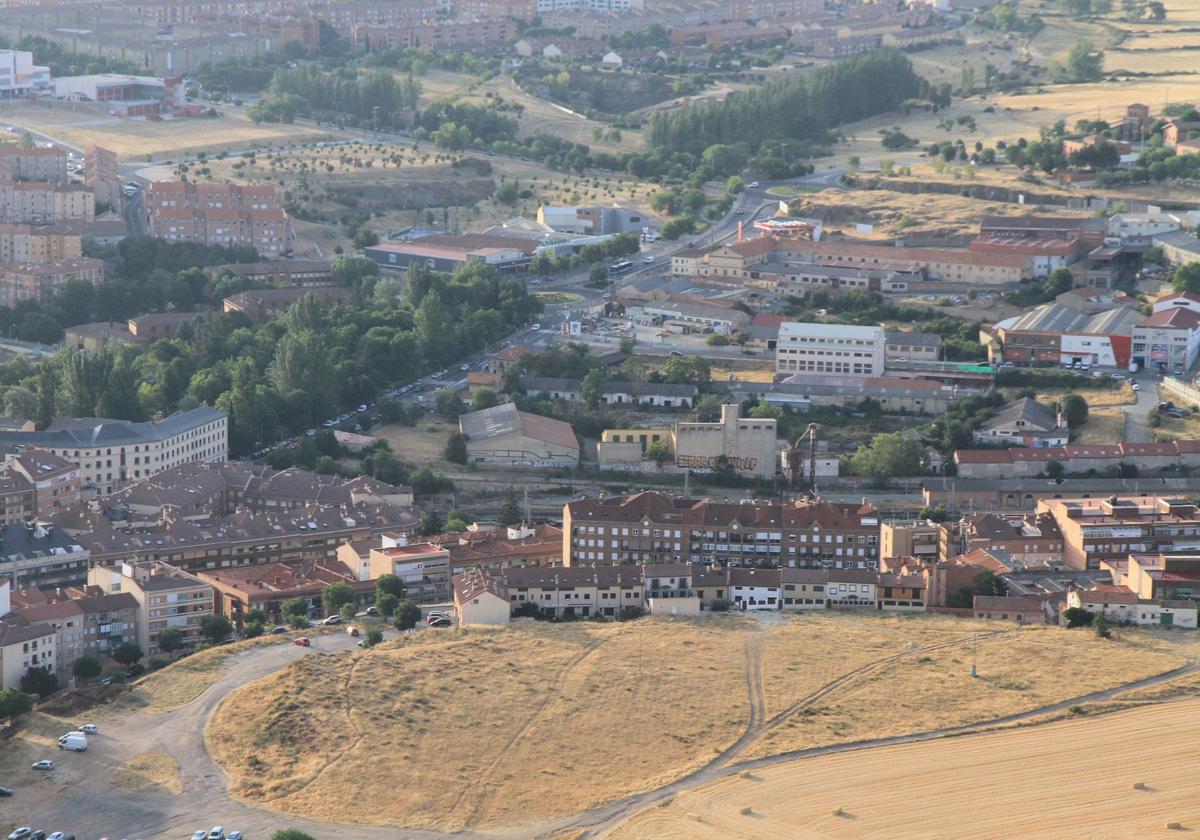 Vista aérea del sector, con el cuartel de la Guardia Civil y el parque de la Dehesa a la izquierda y los terrenos a desarrollar en la parte cental.