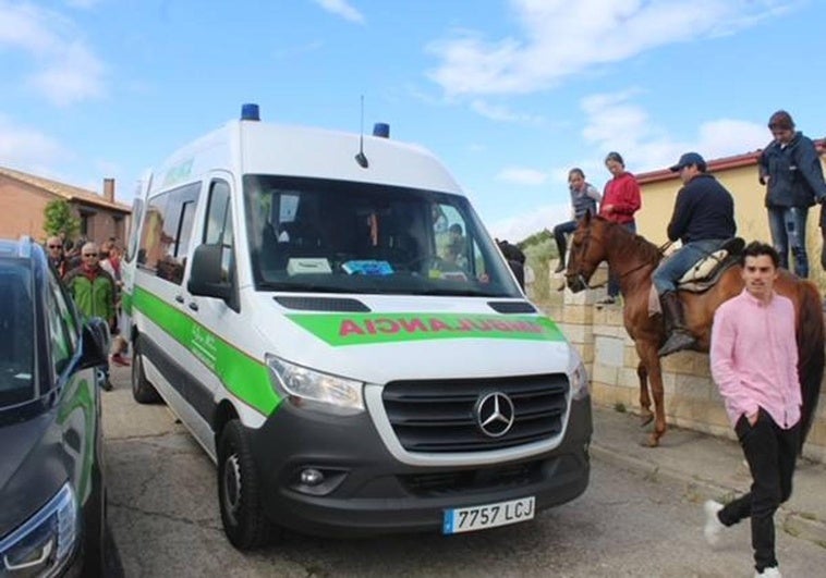 Una ambulancia atiende a los heridos en el encierro de La Parrilla.