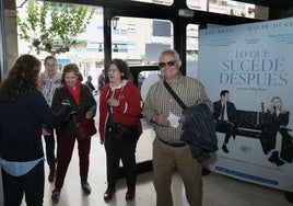 Varias personas disfrutan del descuento para mayores de 65 años en la entrada al cine Avenida.