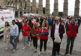 Participantes en la marcha de Cruz Roja, en el momento de salida desde el Acueducto.