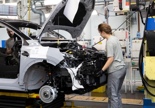 Operarios de la factoría de Renault en Valladolid en la línea de montaje del nuevo Captur.