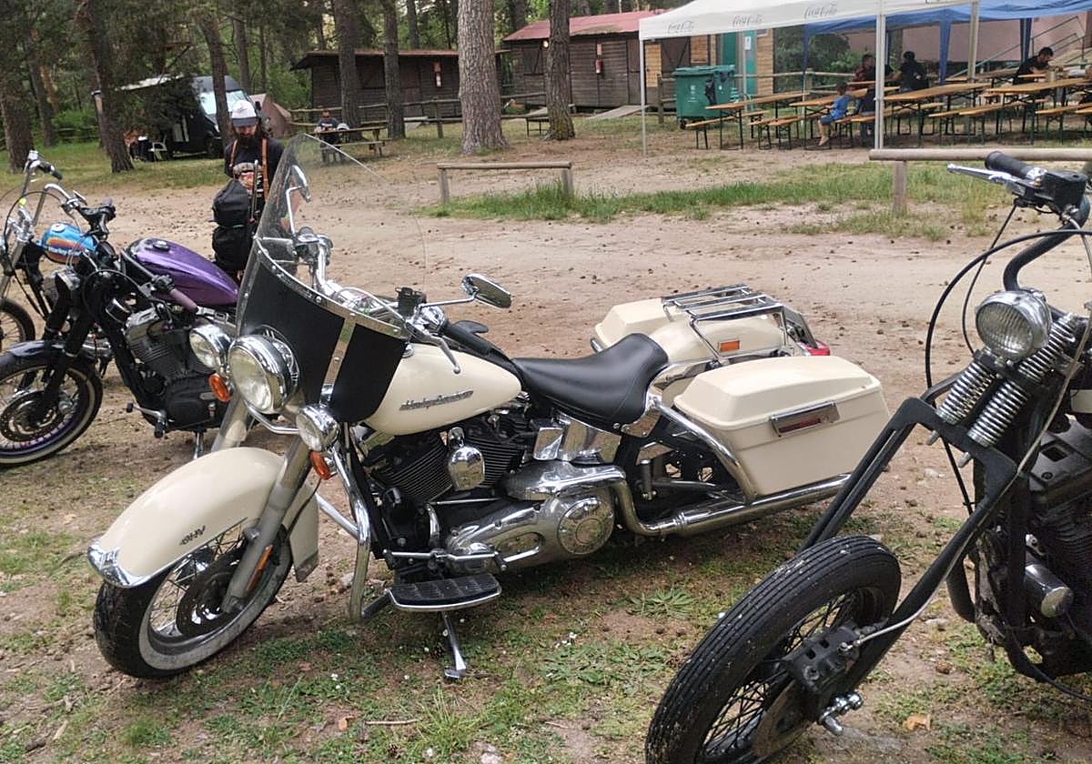 Una participante en el evento observa motos customizadas.