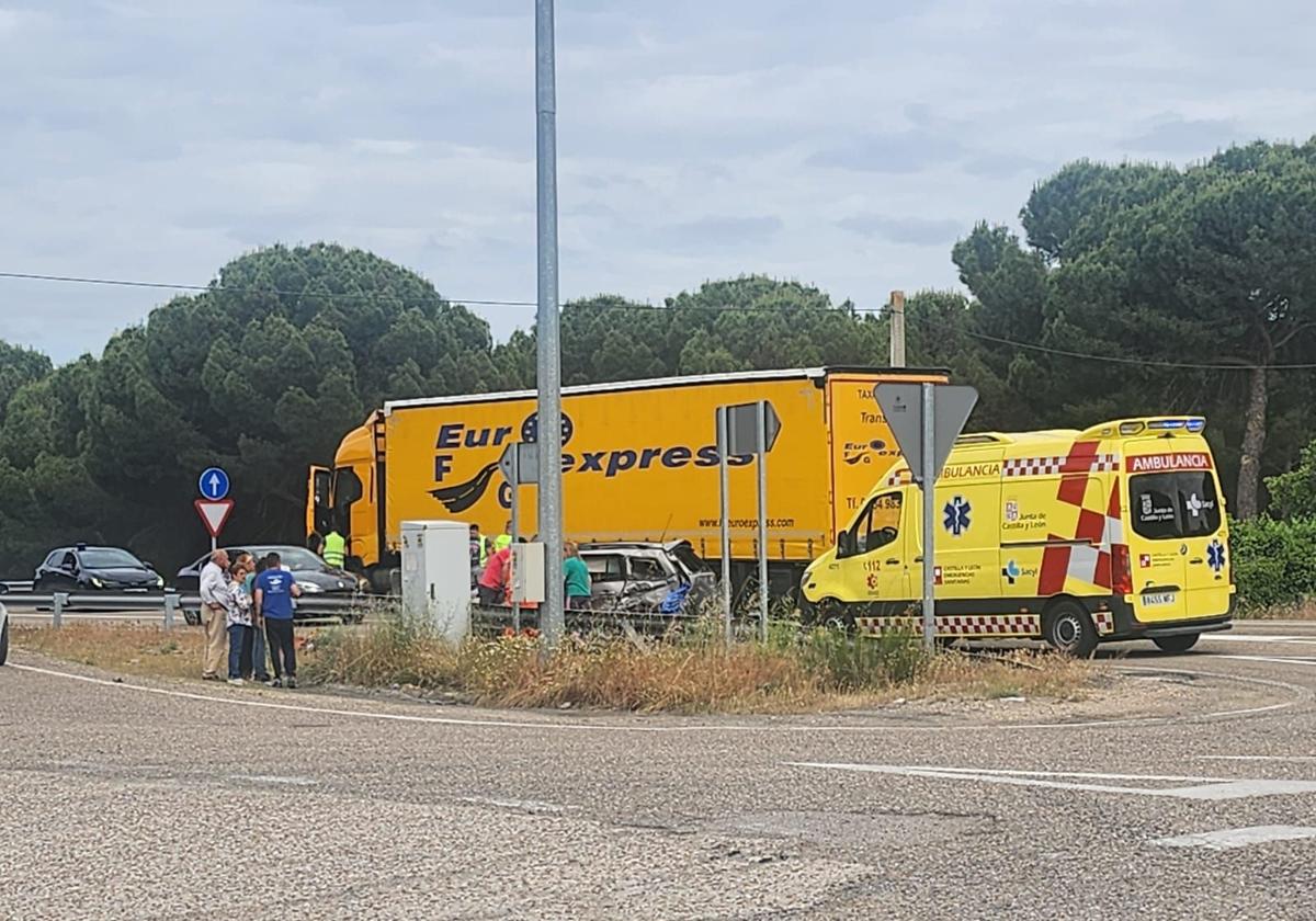 Personal sanitario, este domingo por la tarde en el lugar del accidente.