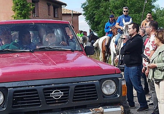 Momento en el que traen a uno de los heridos a la ambulancia.