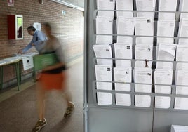 Papeletas dispuestas para los electores en el Instituto Núñez de Arce.