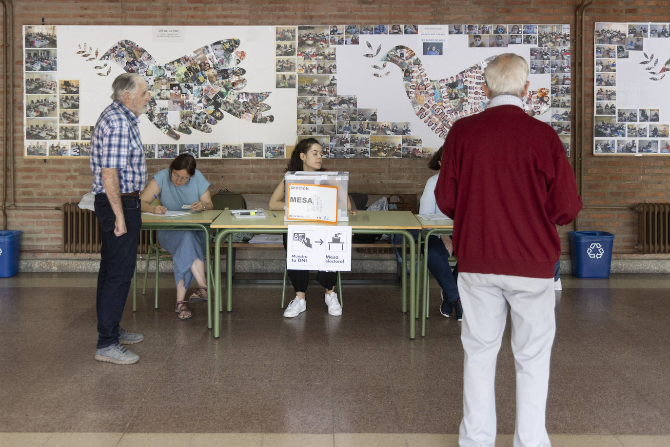 Votaciones en el colegio Núñez de Arce.