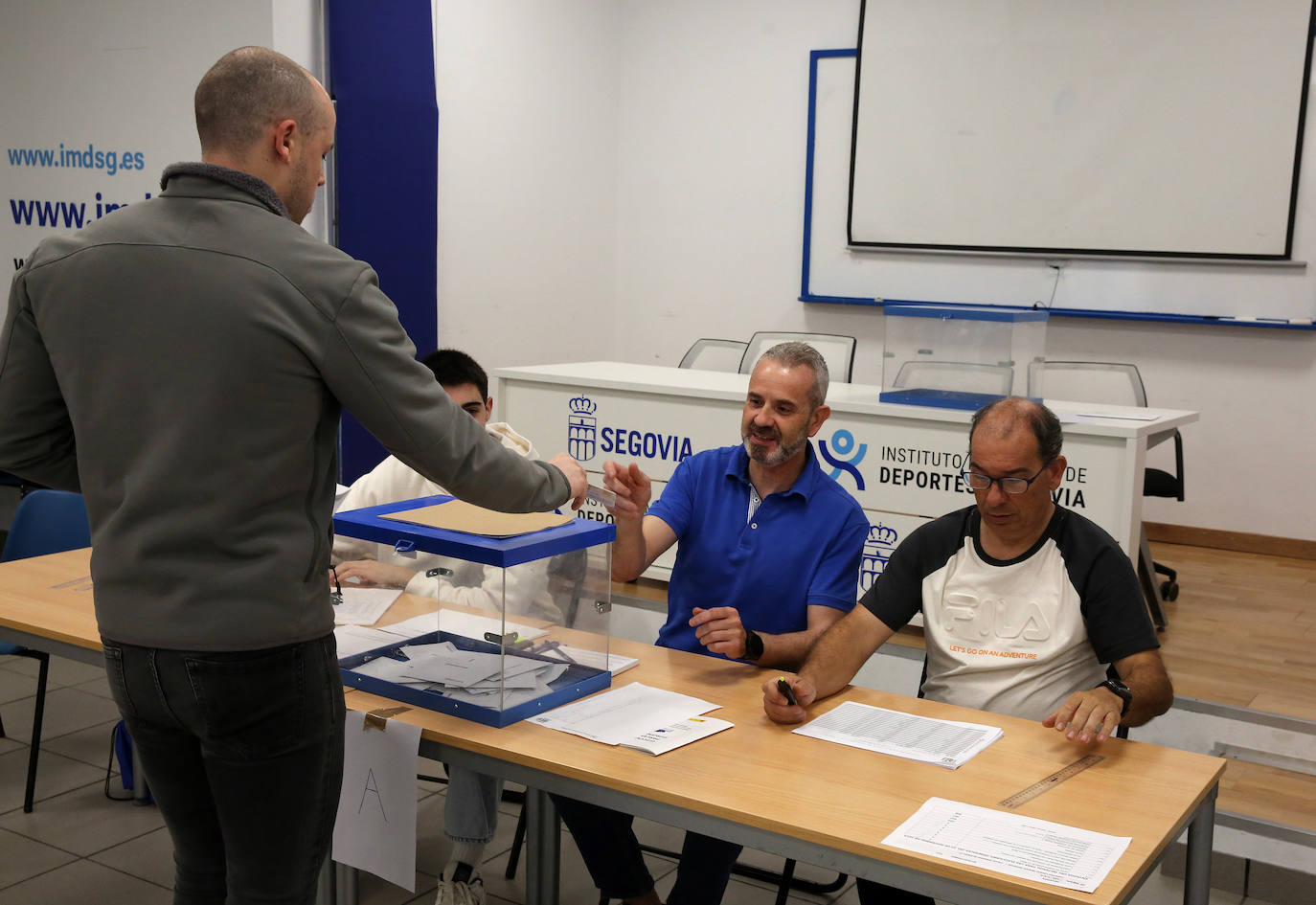 Fotografías de las votaciones en Segovia de las elecciones europeas