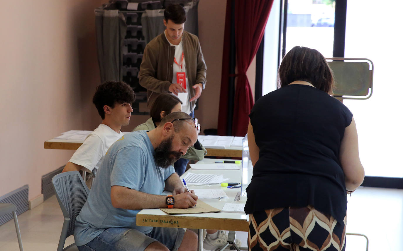 Fotografías de las votaciones en Segovia de las elecciones europeas