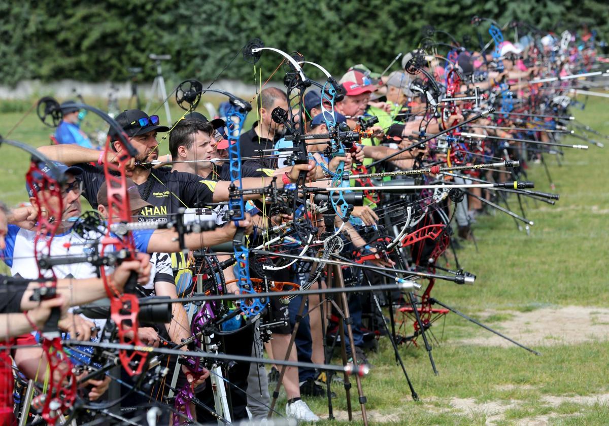 Los participantes se preparan para lanzar sus flechas en un momento de la competición.