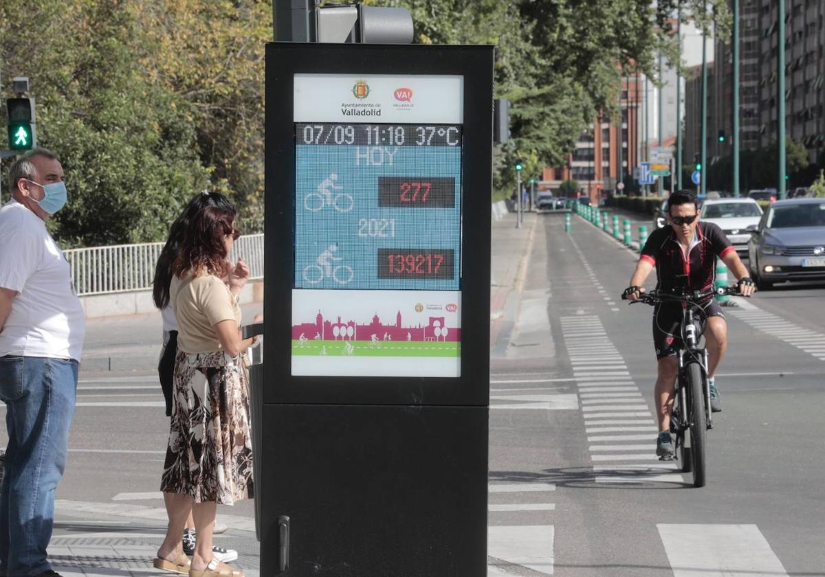 Un ciclista circula por al actual carril bici de Isabel la Católica.