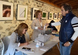 Vecinos de Aguilar votan en el colegio electoral abierto en la biblioteca Bernardo el Carpio.