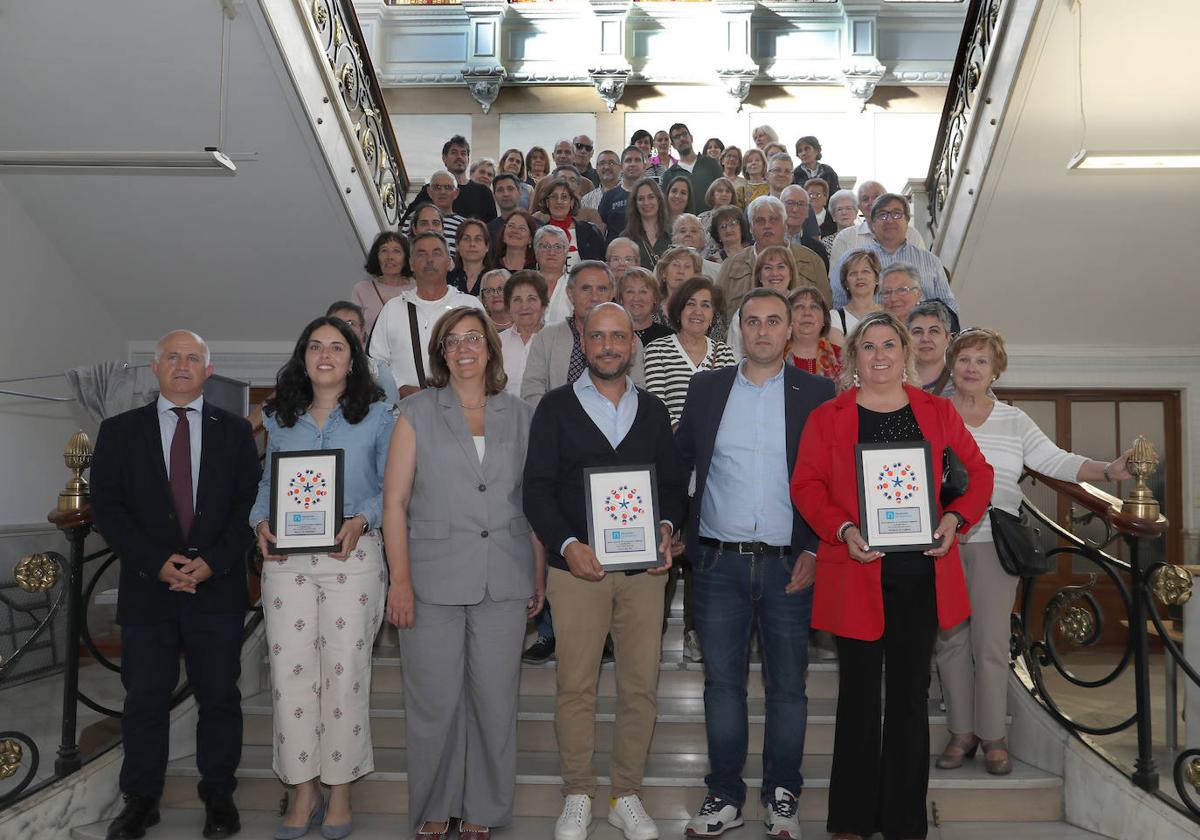 Los alcaldes de los tres pueblos premiados, en primera fila con el diploma, en las escalinatas de la Diputación.