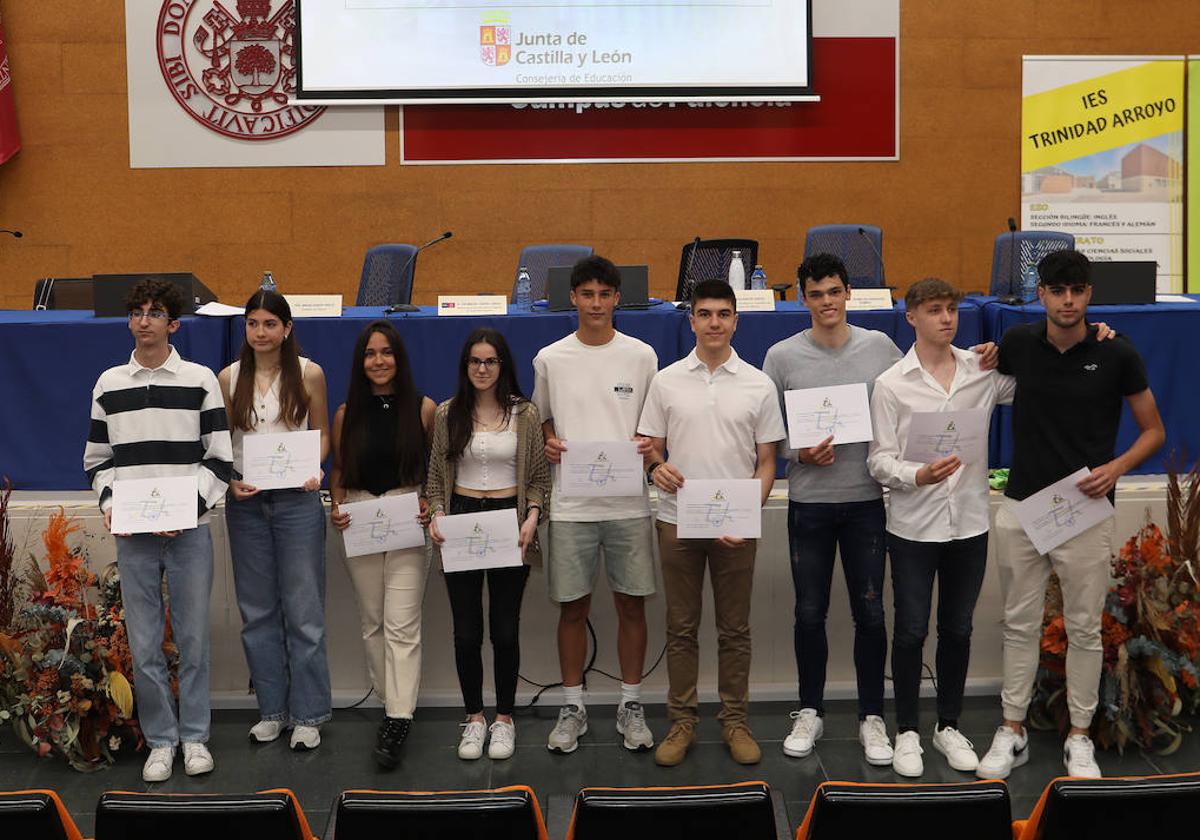 Los alumnos posan con sus diplomas, hoy en el acto celebrado en el campus.