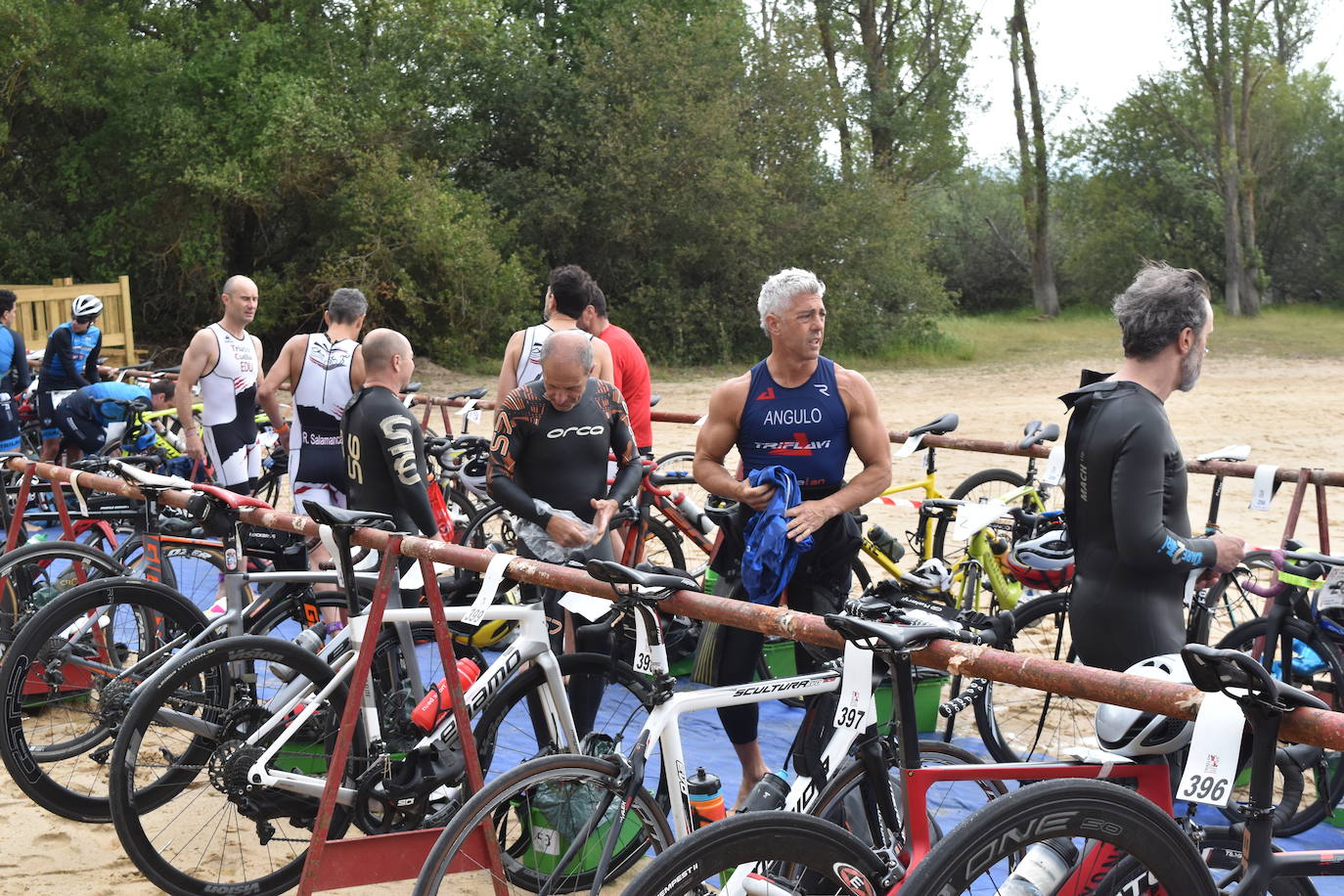 El VIII Triatlón Sprint de Aguilar, marcado por la lluvia