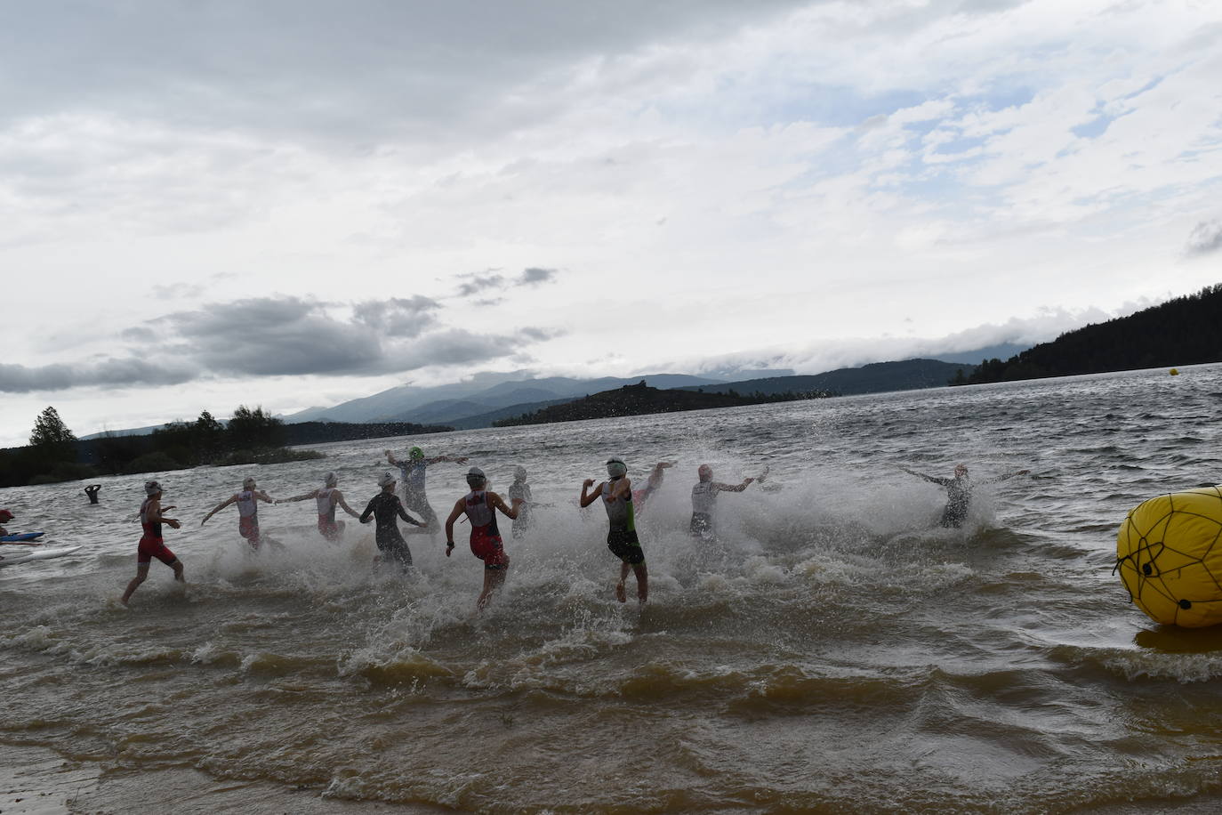 El VIII Triatlón Sprint de Aguilar, marcado por la lluvia