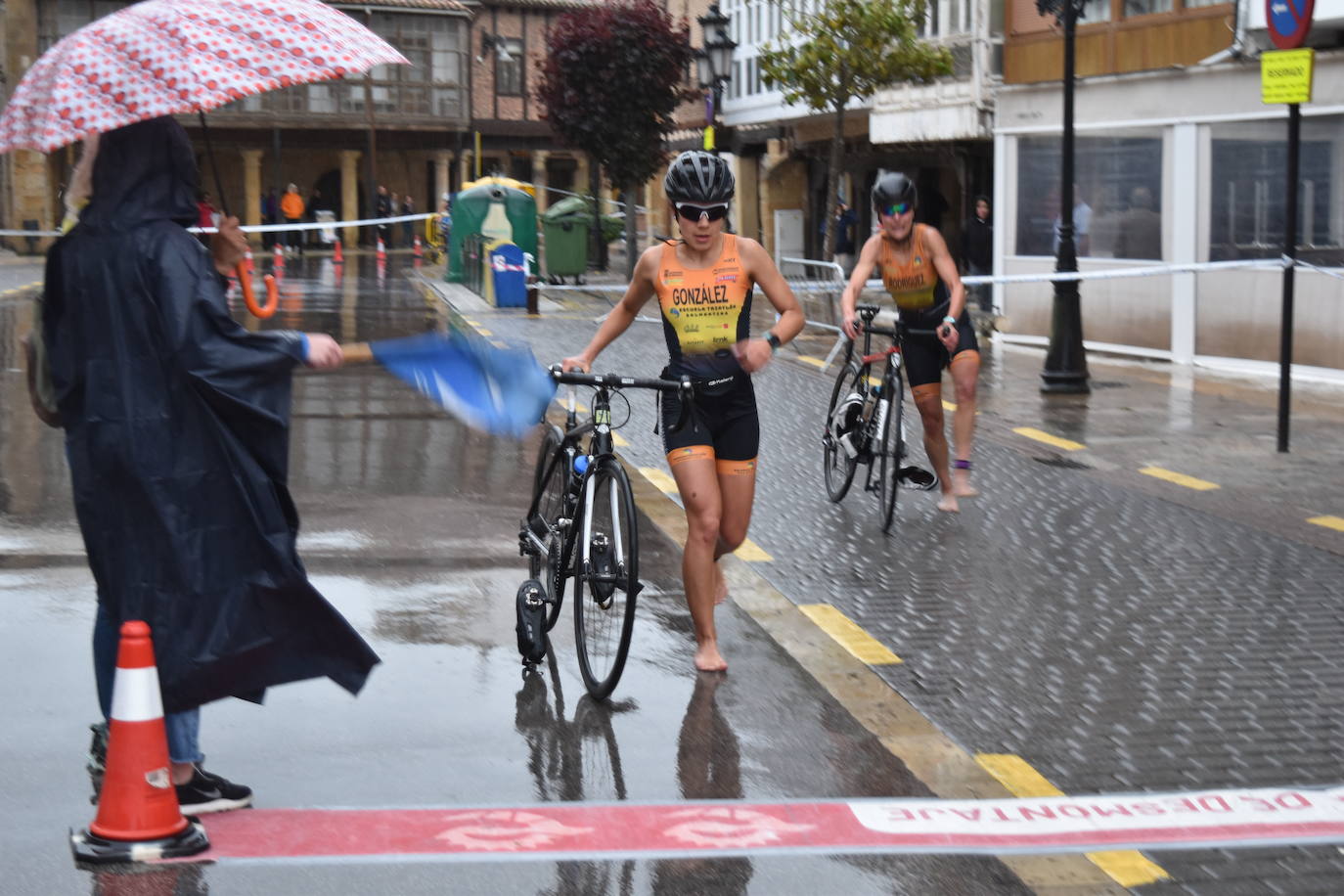 El VIII Triatlón Sprint de Aguilar, marcado por la lluvia