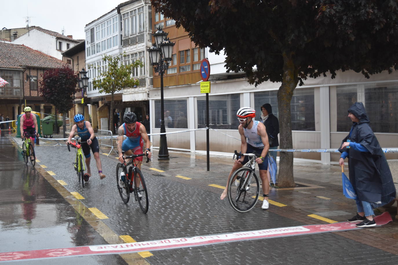 El VIII Triatlón Sprint de Aguilar, marcado por la lluvia