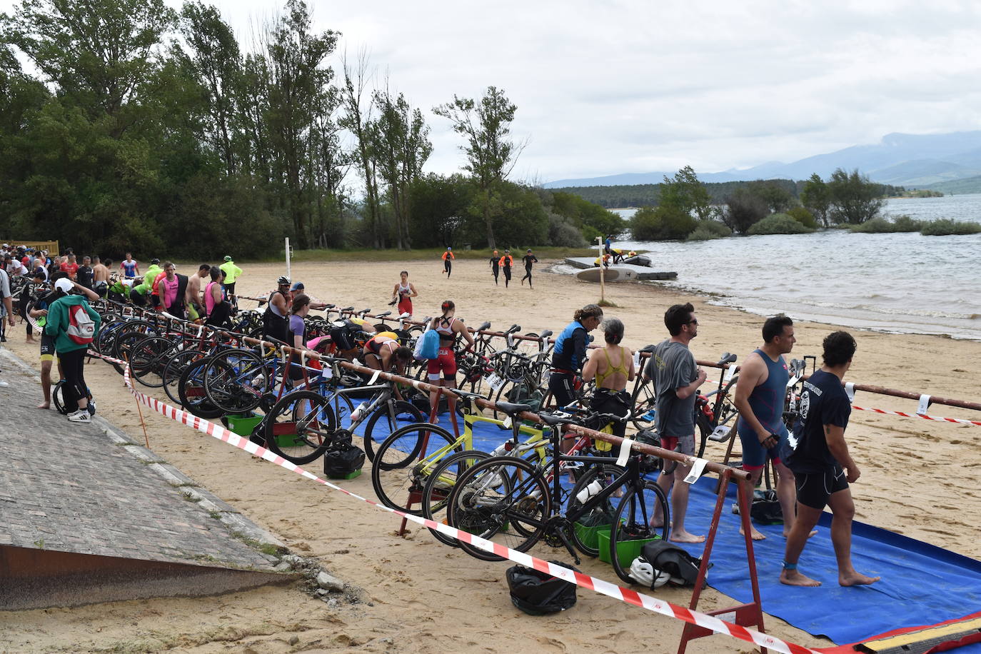 El VIII Triatlón Sprint de Aguilar, marcado por la lluvia