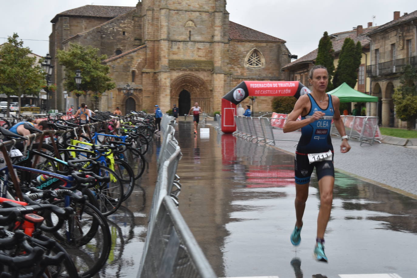 El VIII Triatlón Sprint de Aguilar, marcado por la lluvia