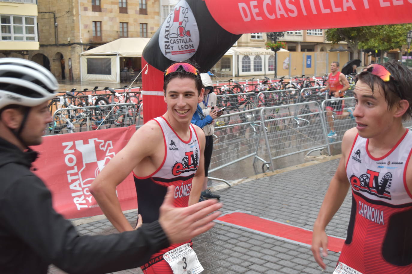 El VIII Triatlón Sprint de Aguilar, marcado por la lluvia