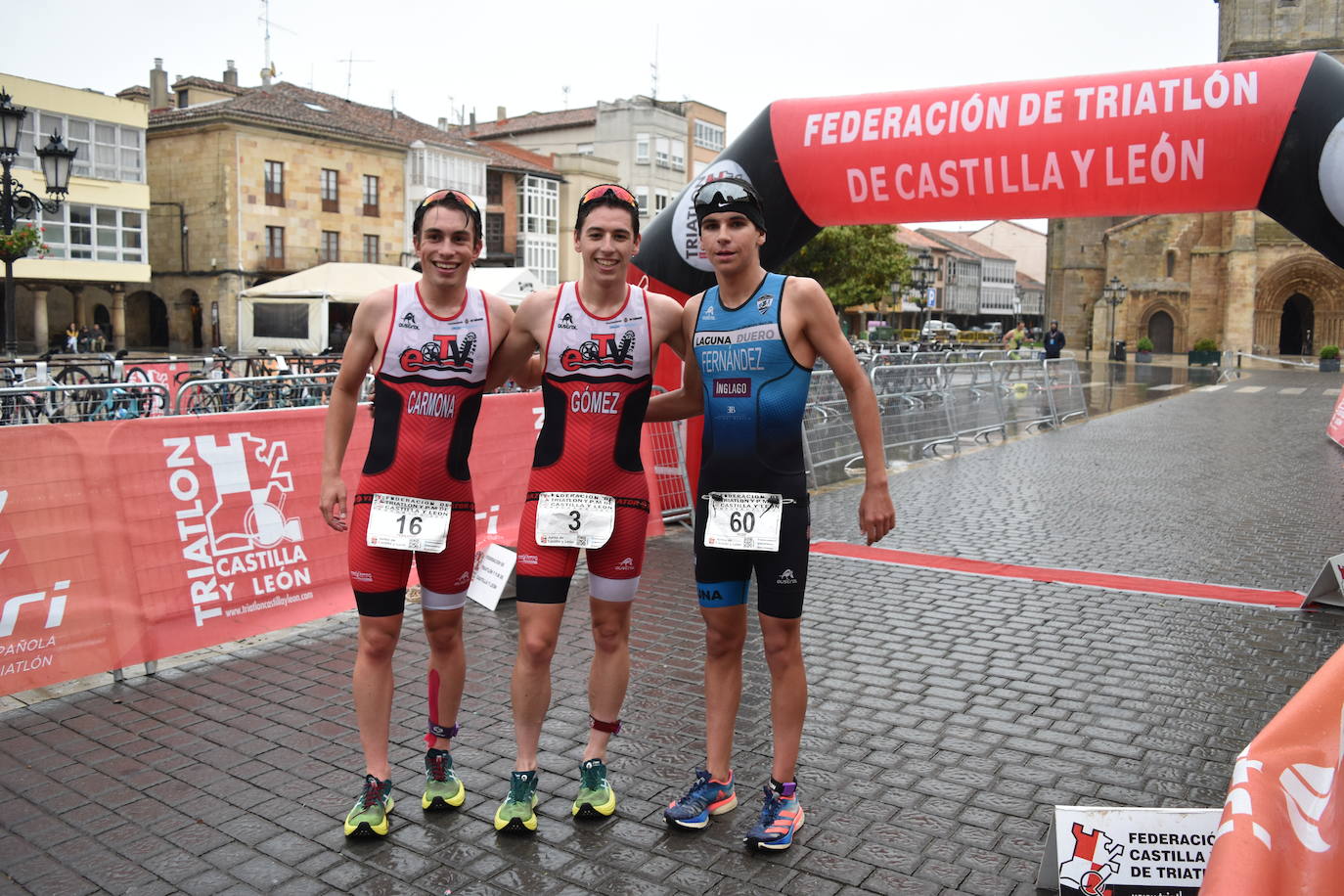 El VIII Triatlón Sprint de Aguilar, marcado por la lluvia