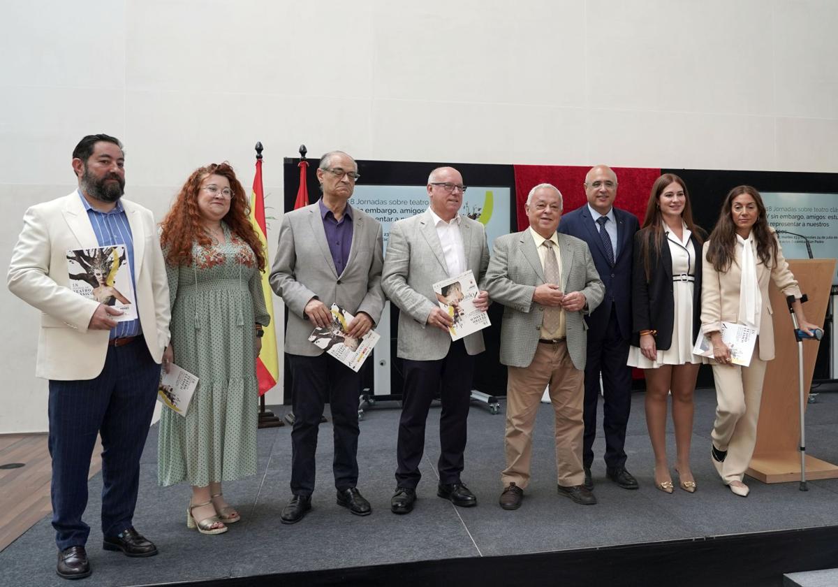 Presentación del Olmedo Clásico con Benjamín Sevilla (primero por la izquierda) y Germán Vega (tercero por la izquierda), entre representantes de las administraciones que colaboran con el festival.