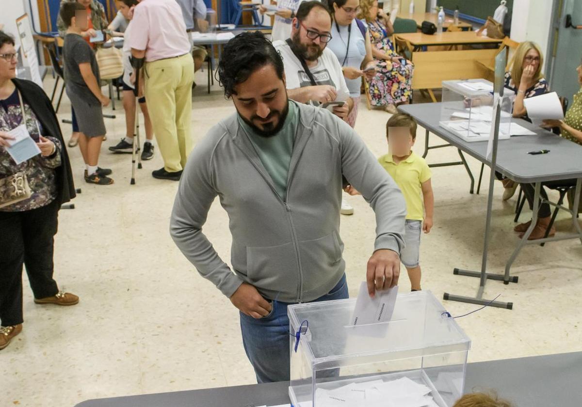 El número 1 de Se acabó la fiesta a las elecciones europeas, Alvise Pérez (c), ejerce su derecho al voto en Sevilla este domingo.