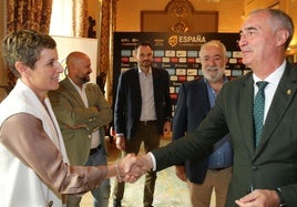 Jose Mazarías y Elisa Aguilar se saludan en la presentación del torneo de baloncesto