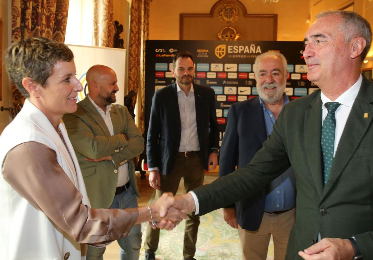 Jose Mazarías y Elisa Aguilar se saludan en la presentación del torneo de baloncesto