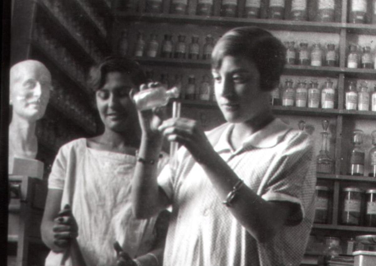 Imagen secundaria 1 - Carlos Sanz del Río y su hijo Carlos Sanz Botín, en su farmacia. Debajo, sobrinas de Julián del Río Hortega en la botica y al lado, el fundador del centenario negocio.