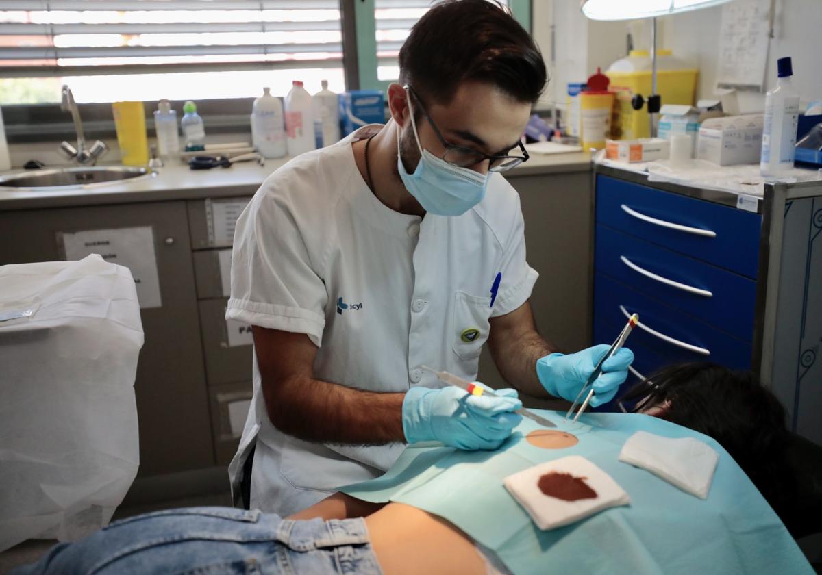 Un médico de Familia del centro de Delicias II realiza cirugía ambulatoria en su consulta.