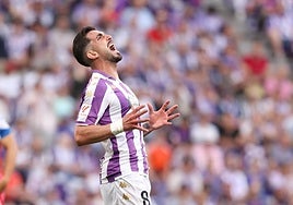 Monchu se lamenta tras fallar una ocasión con el Real Valladolid.