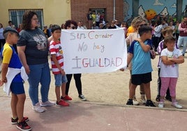 Alumnos y madres sujetan una pancarta en la manifestación de este lunes en el colegio de Navas de Oro.