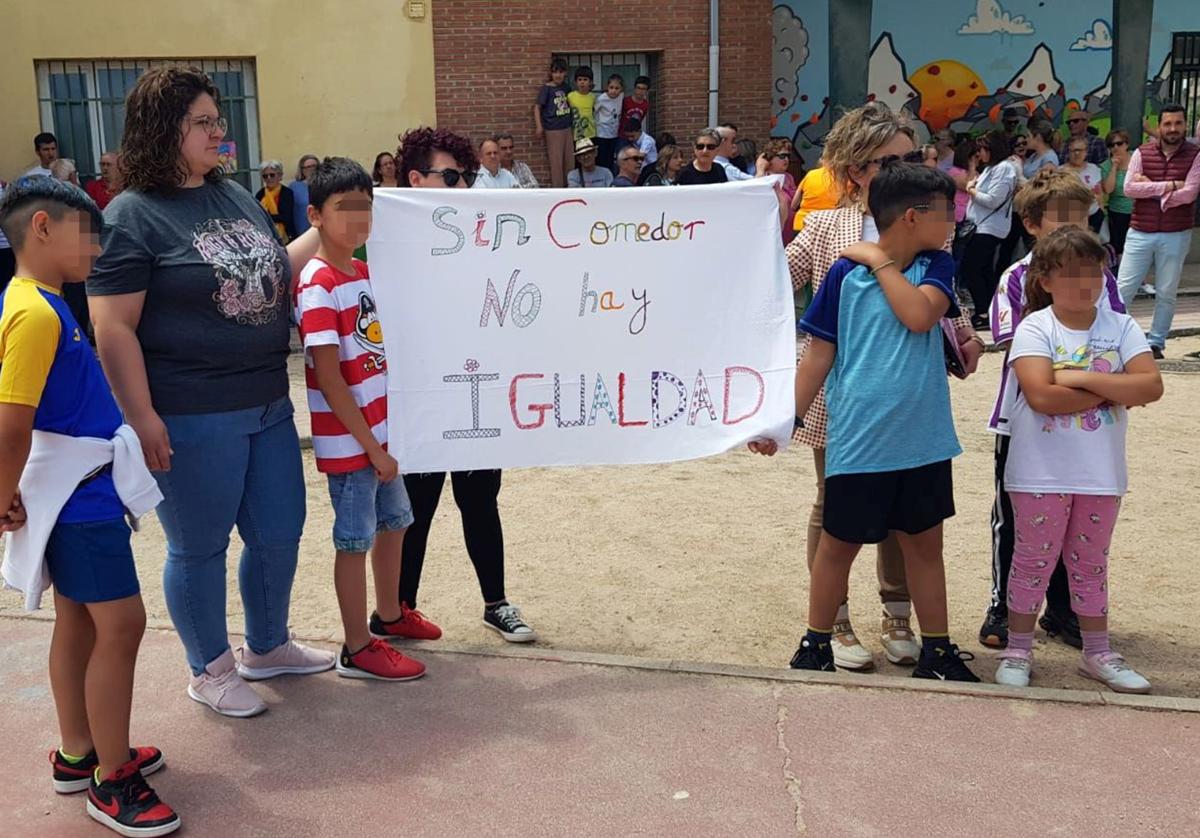 Alumnos y madres sujetan una pancarta en la manifestación de este lunes en el colegio de Navas de Oro.