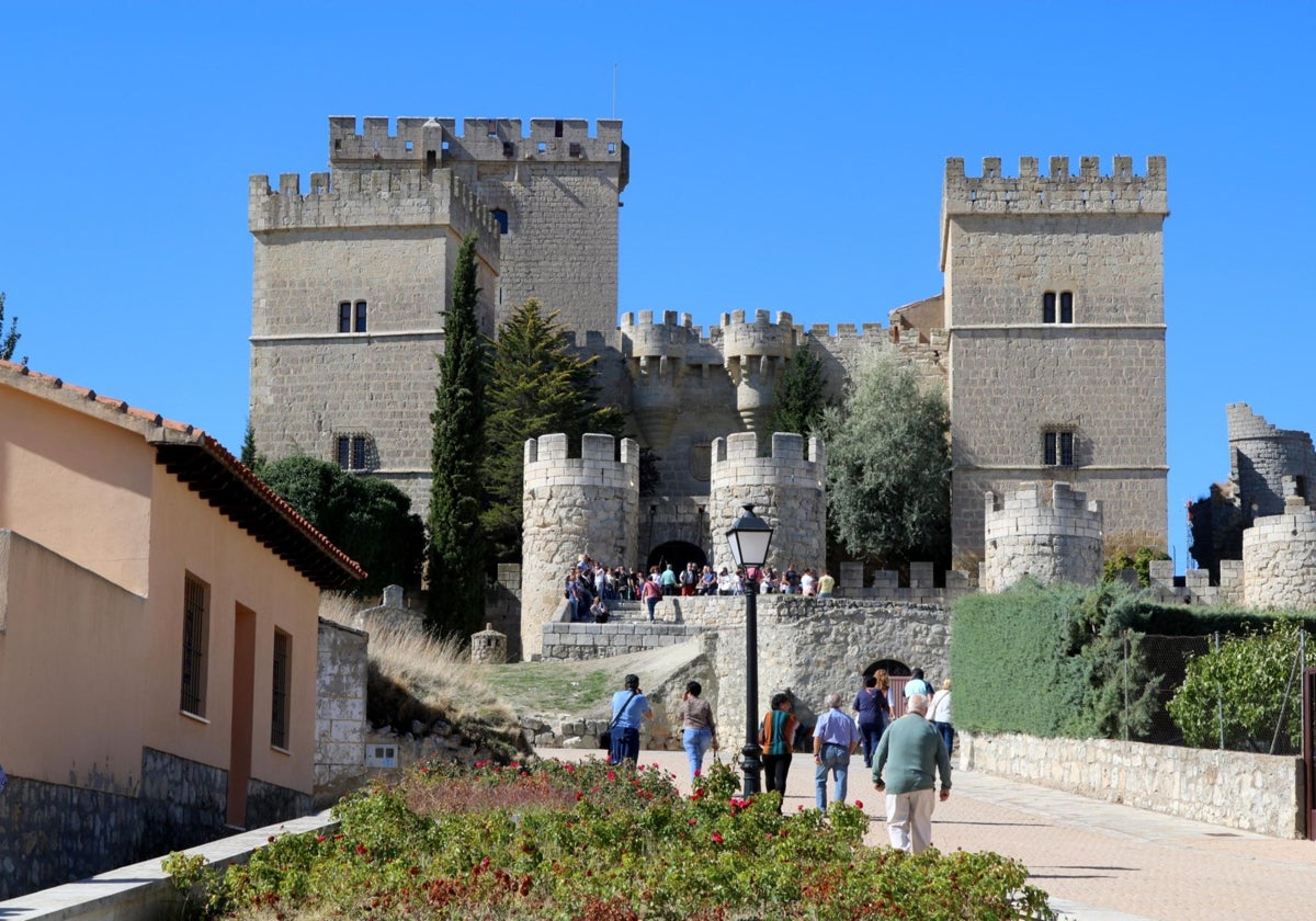 El turismo es una de las apuestas fuertes de la villa de Ampudia, con atractivos como su imponente castillo.