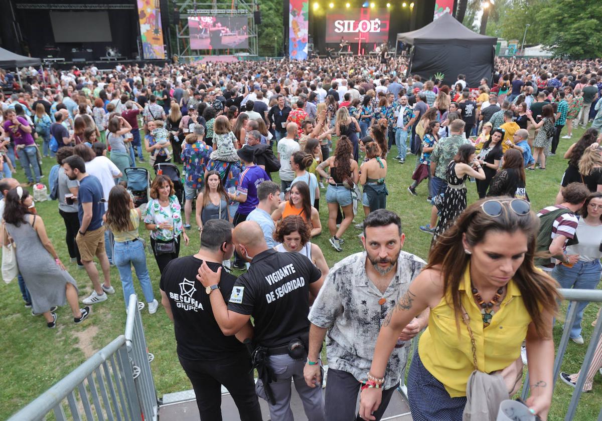 Asistentes al público del Palencia Sonora en el concierto del viernes de Siloé.