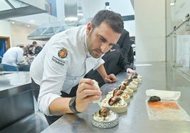 Preparación de los pinchos antes de la cata por el jurado.