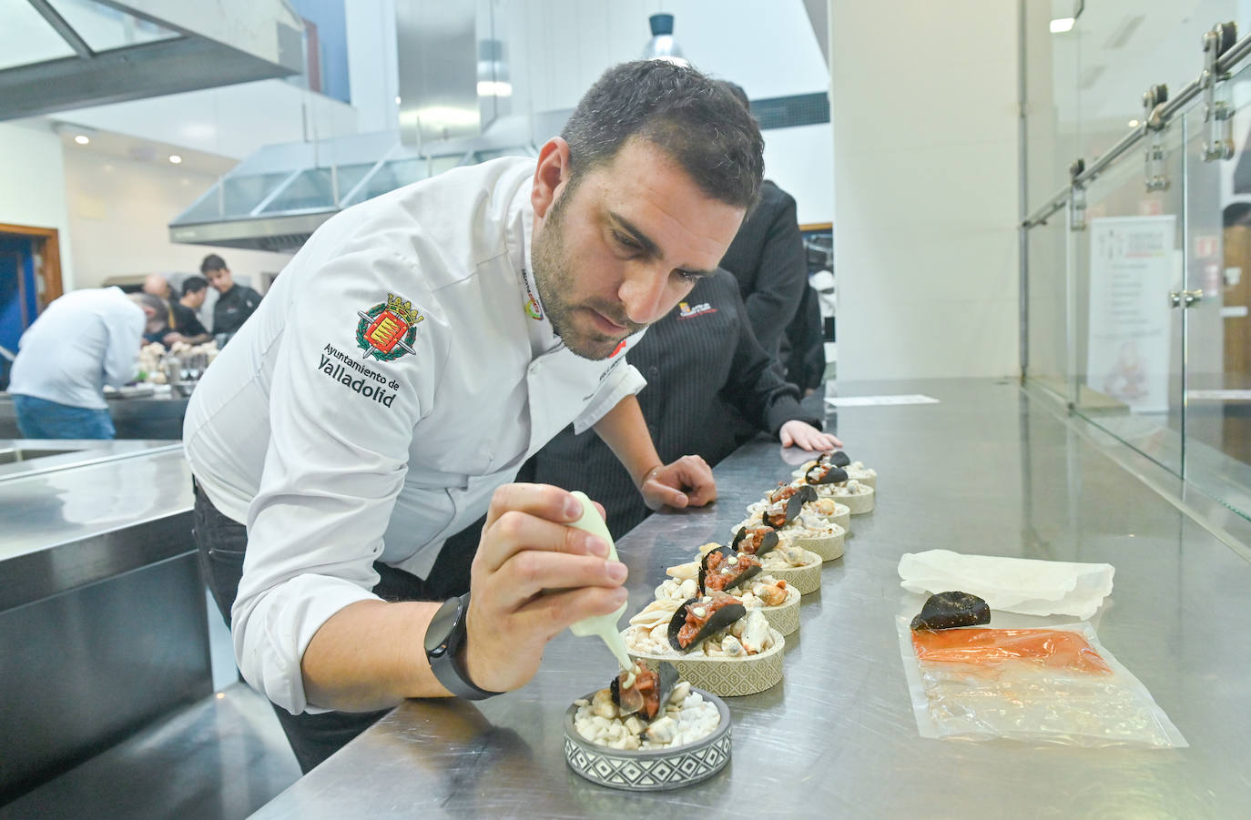 Preparación de los pinchos antes de la cata por el jurado.