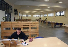 Un joven estudia este lunes en la sala de San José tras su reapertura después de cuatro años.