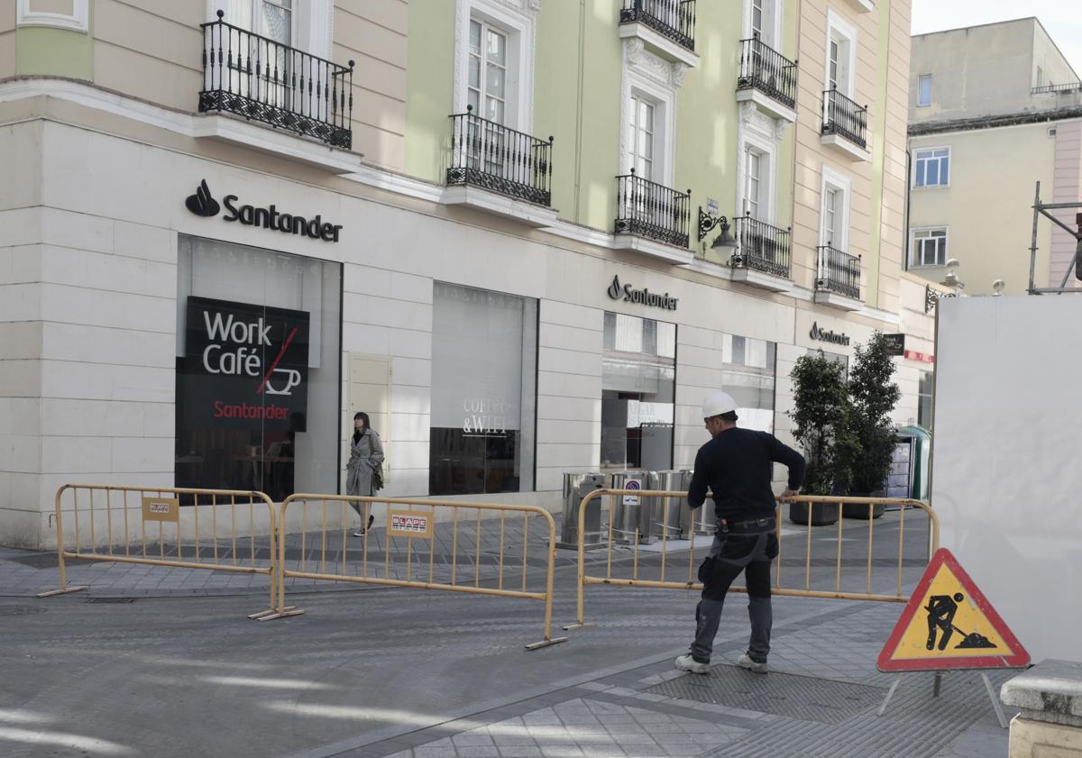 Imagen principal - Cierre de la calle lateral al edificio, labores de retirada del andamio y los bloques de piedra que se colocarán en la fachada.